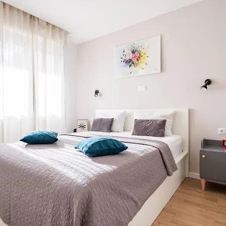 Apartment Center Pia Omis